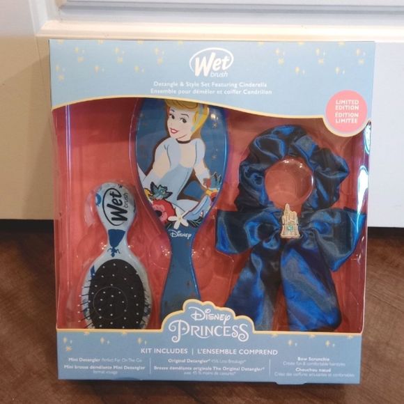 NIB Disney Wetbrush Cinderella Detangling Accessory Bundle - Picture 1 of 9